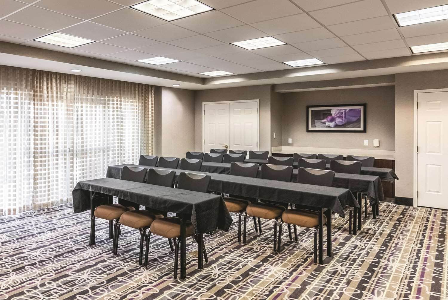 La Quinta Inn & Suites by Wyndham Orlando Airport