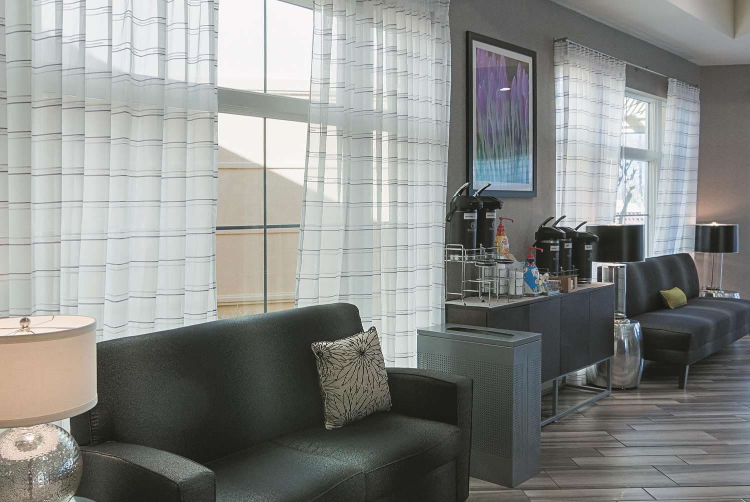 La Quinta Inn & Suites by Wyndham Orlando Airport at Gateway Village