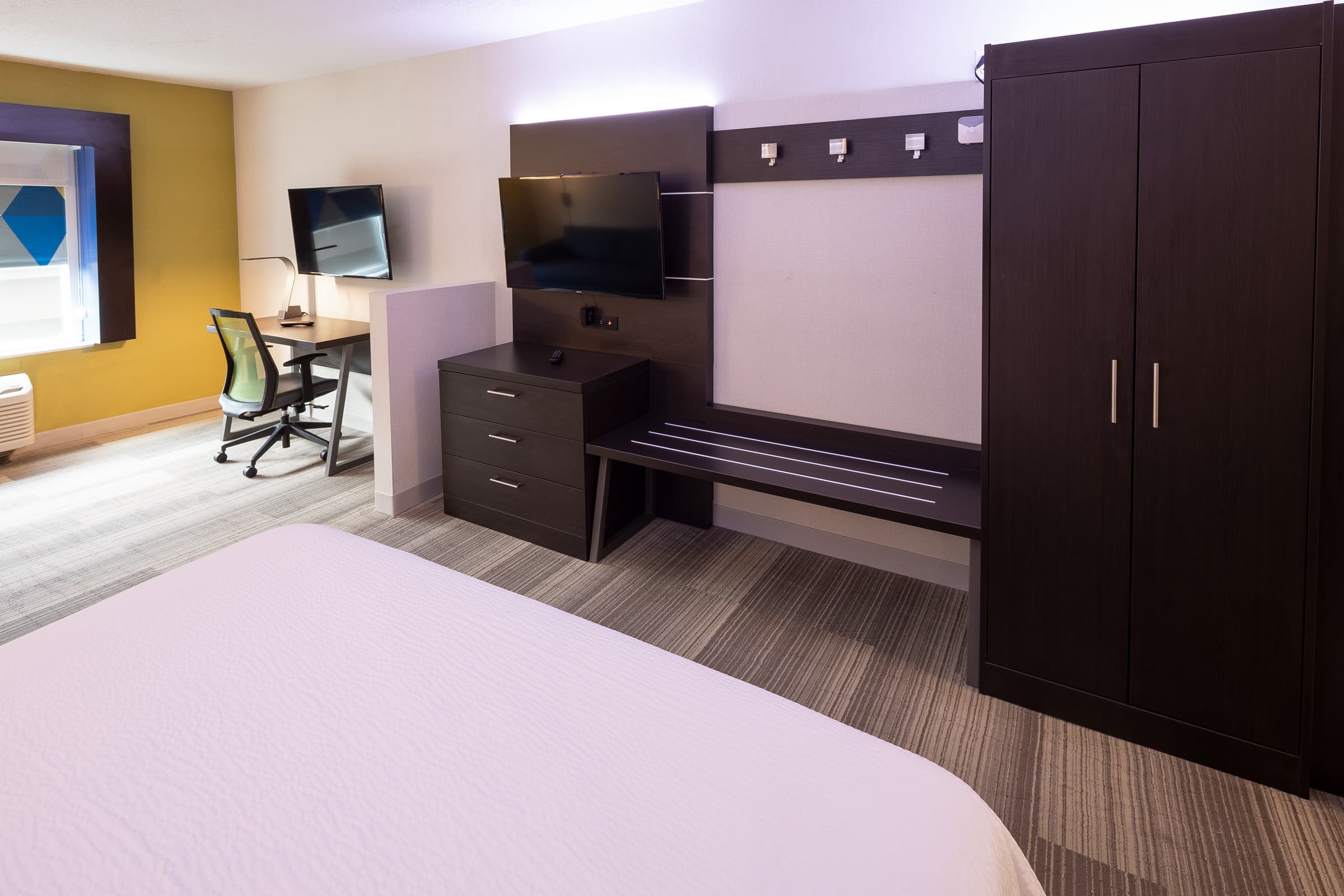 Holiday Inn Express & Suites Chicago West - St Charles