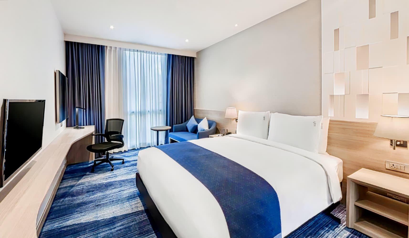 Holiday Inn Express Bangkok Soi Soonvijai, an IHG Hotel