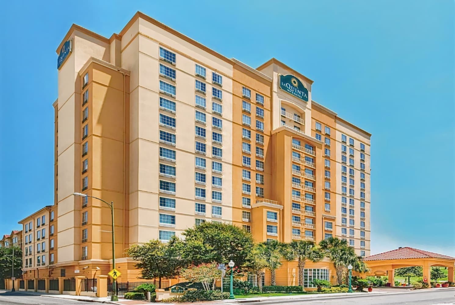 La Quinta Inn & Suites by Wyndham San Antonio Riverwalk