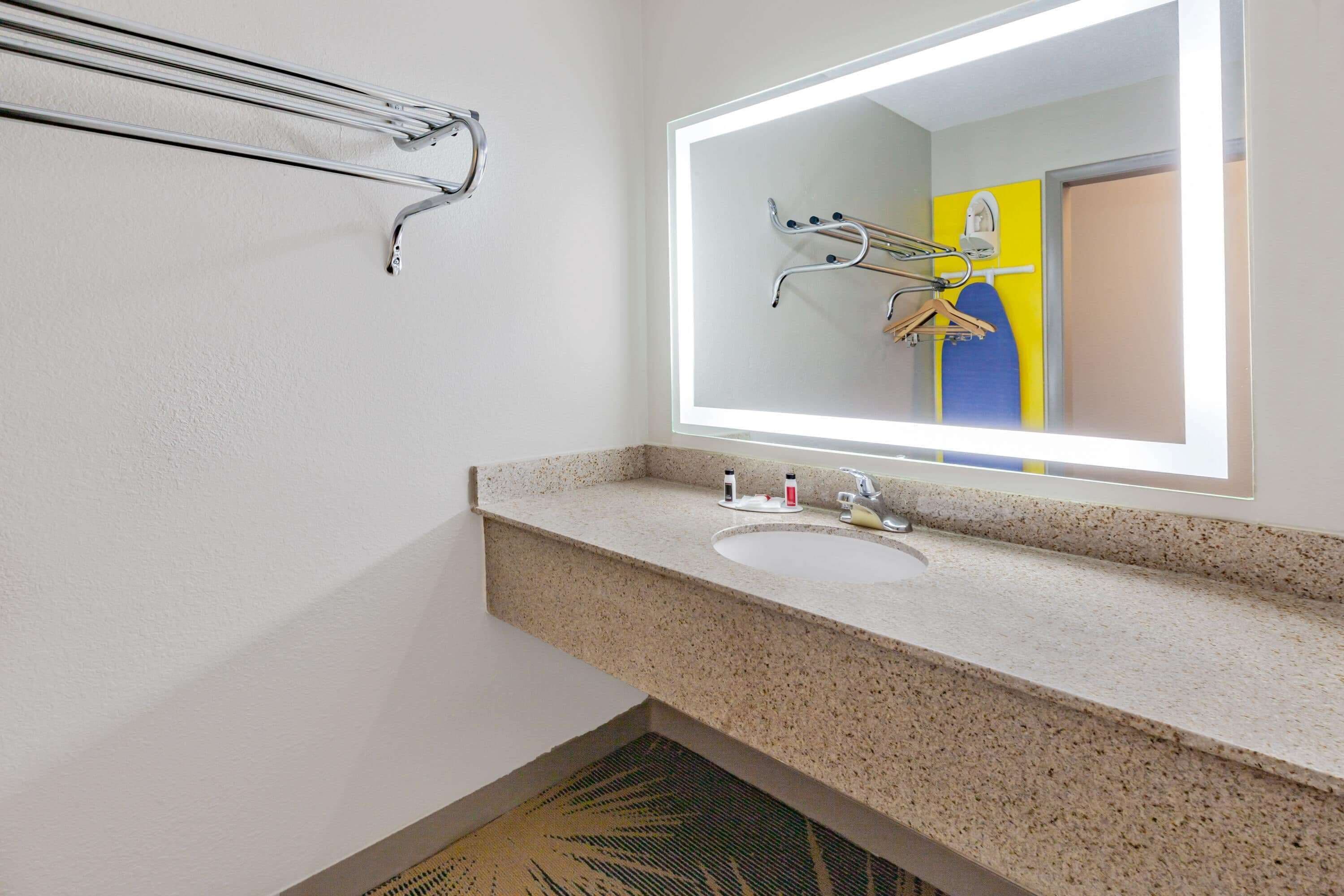 Days Inn by Wyndham Roanoke Hollins Near I-81